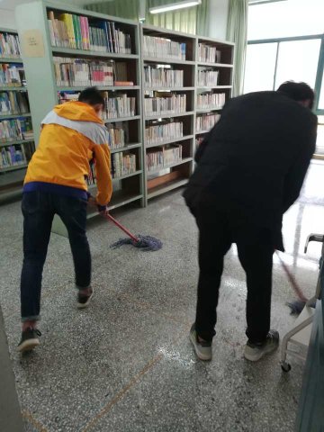 雷鋒精神像香樟樹在圖書館里散發(fā)著芬芳