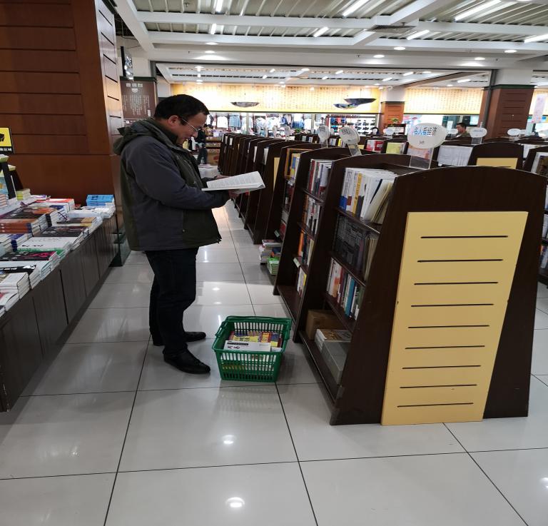 圖書館開展“你選書，我買單”圖書現(xiàn)采活動