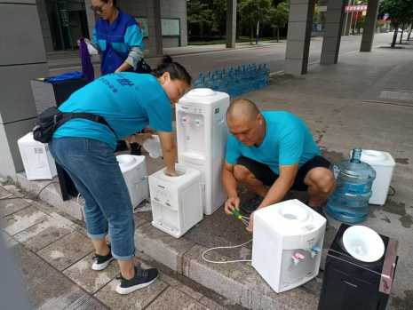 飲用水公司為師生清洗飲水機(jī)現(xiàn)場(chǎng)